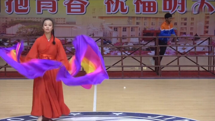 Nữ sinh trung học chân trần biểu diễn điệu múa “Phi Tuyết Ngọc Hoa” trên sân vận động