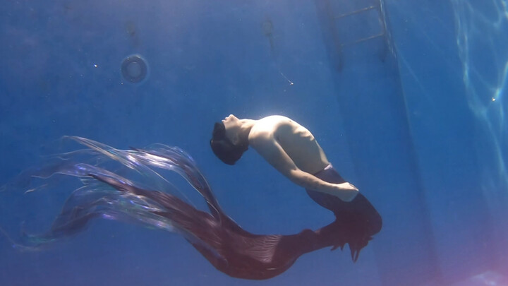 Pria mempelajari menyelam ala mermaid, sungguh keren!