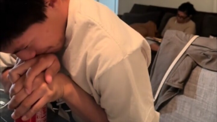 Saat kamu ingin minum cola, tapi tidak boleh ketahuan...