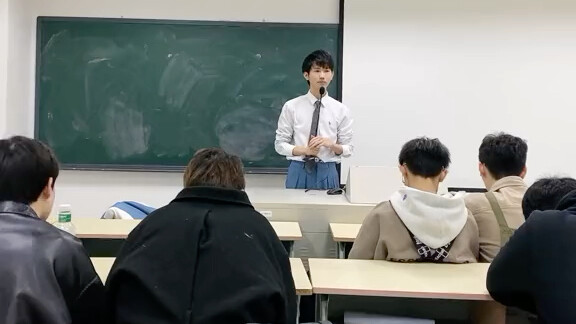 “Cô ơi, làm sao để biết một bạn nam có người yêu chưa vậy?”