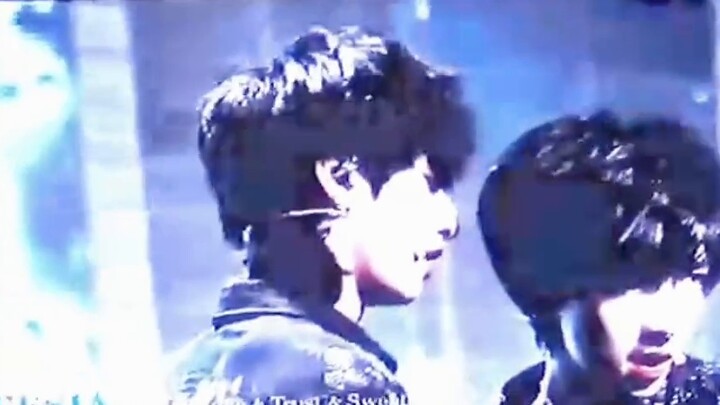 เต้นเพลง "The Roof is on Fire" ของ Xianglin ในงานปาร์ตี้น้องใหม่