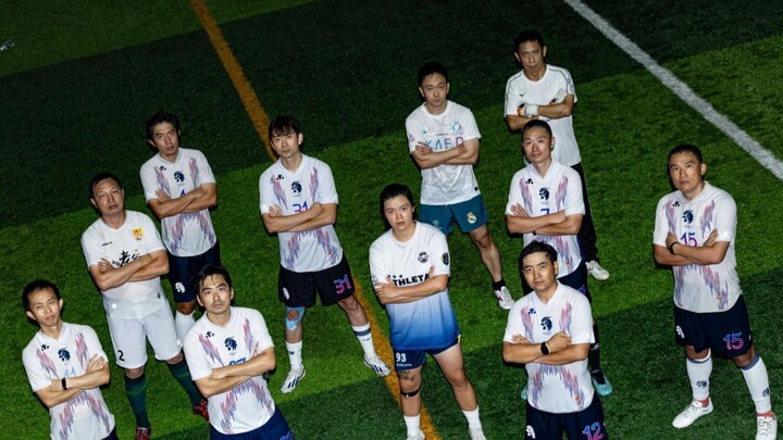 Hujan deras tak mampu memadamkan semangat di lapangan sepak bola