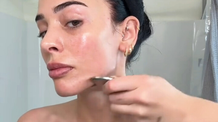 Đã tìm được tư thế đúng khi cạo gió