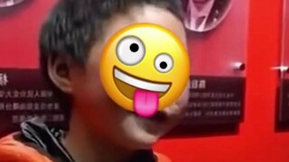 ألقى الصبي حقيبته المدرسية في النار، فقال رجل الإطفاء: لا تقلق، لقد تم إنقاذ الواجبات المنزلية!