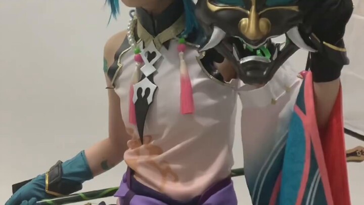 Selama alat peraganya cukup besar, wajahku akan terlihat kecil~