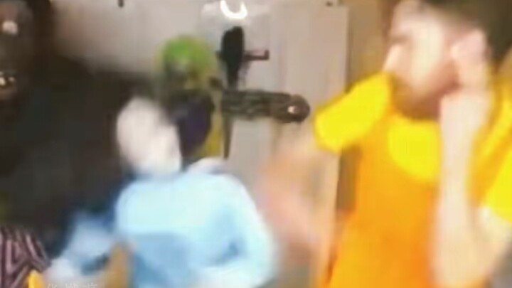 ลิงกอริลลาข้างๆ: โชคดีที่ฉันไม่ได้ขยับ