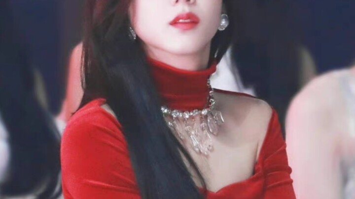 "Who would have thought these male and female idols were actually born on the same day, month, and y