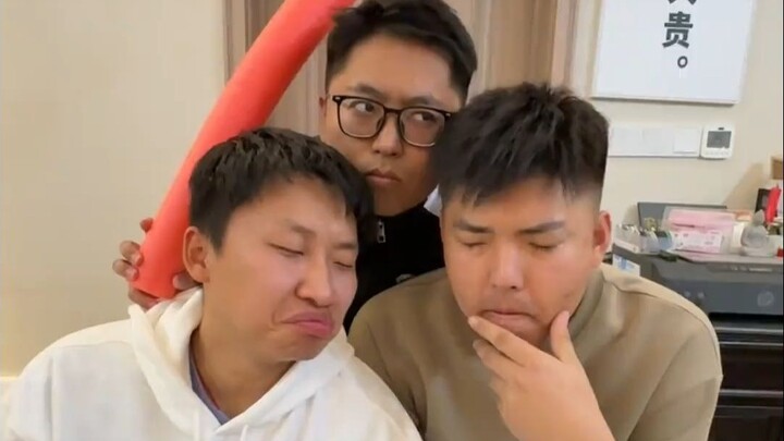 من يفهم هذا؟ نكتة باردة من مستوى الجحيم تضربك بقوة: باردة لدرجة أنك تكاد تعض أصابع قدميك، لكن زوايا 