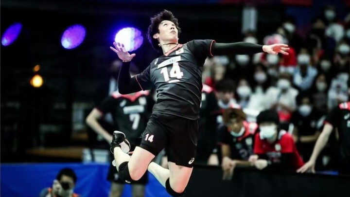 Yūki Ishikawa melakukan pukulan servis pemanasan