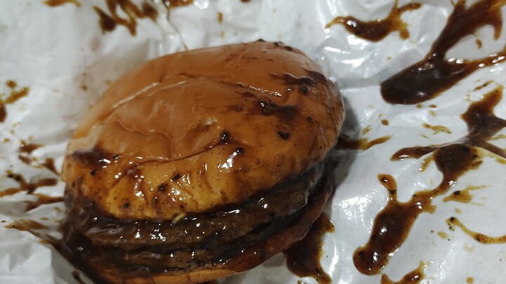 Makan burger daging sapi lada hitam edisi terbaru dari McDonald’s, ternyata jadi canggung