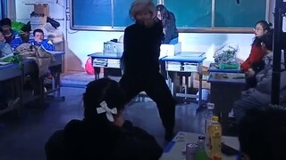 Super talented high school boy danced to HyunA's "I'm not cool" at the New Year's Eve party