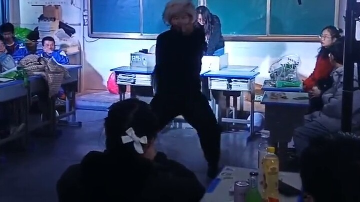 เด็กมัธยมปลายสุดเก่งเต้นเพลง "I'm not cool" ของ HyunA ในงานปาร์ตี้ส่งท้ายปีเก่า