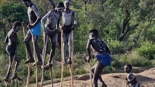 يتعلم أطفال قبيلة البانا في إثيوبيا المشي على العكازات بمهارة منذ سن مبكرة.