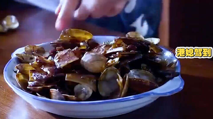 Stir-frying clams with Chinese herbs—guests are instantly hooked!