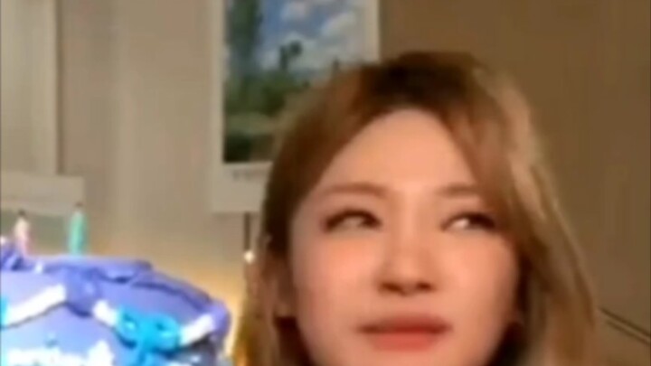 宁艺卓直播翻两次白眼“霸凌”队友