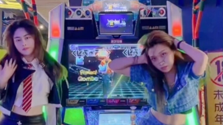 Sweet school girl and sexy cool school girl Christmas dance battle [Dancing Machine] ITZY-LOCO dance