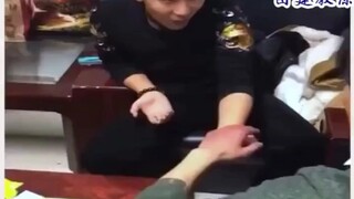 他笑得好贱啊！已经开始生气了！