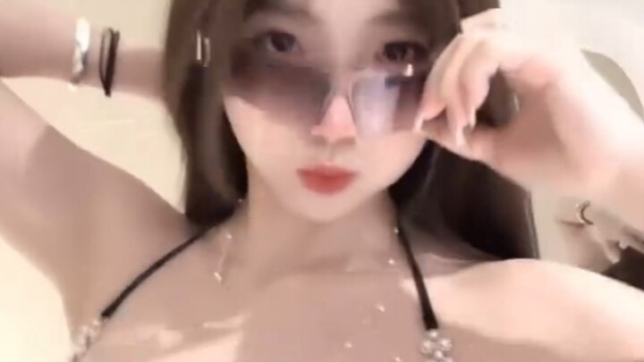 Sunny: Không mặc bra đàng hoàng là không được, còn phải dùng tay đỡ nữa đấy!