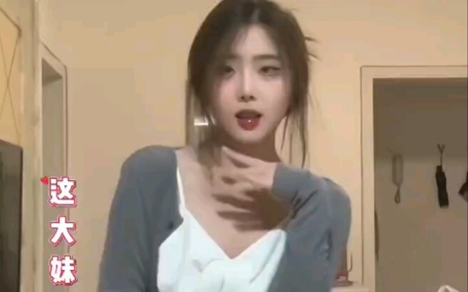 Tak ada yang bisa menolak adik seksi masa kini yang jago memutar pinggang