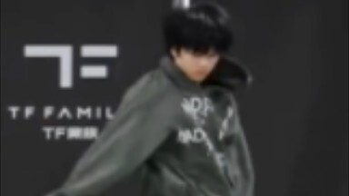 تقولون هذا هو المغني الرئيسي للجيل الرابع؟! لقد أُغمي عليّ من رقصة هذا الشخص [تشانغ هانروي]