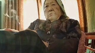 Nenek desa penuh wibawa, aura-nya setara dengan keluarga Shelby