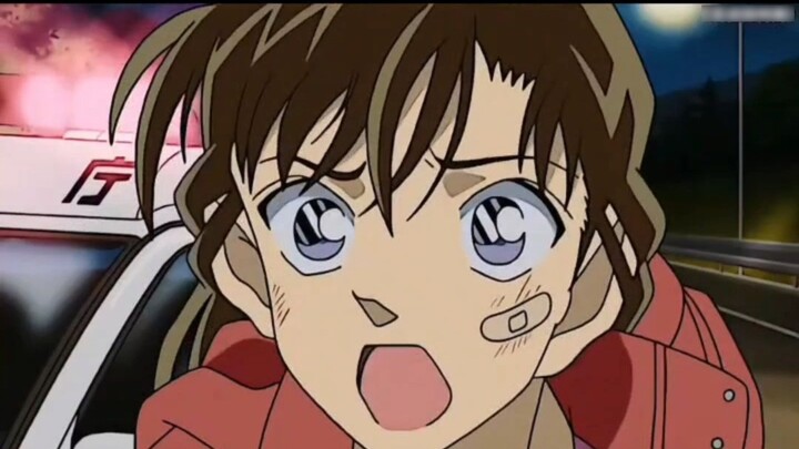 Shinichi turns back into Conan, his clothes can be torn, but his hands cannot be loosened!