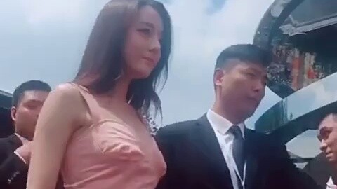 Di Lieba has a perfect body with a graceful S-shaped curve, a straight collarbone in front and beaut