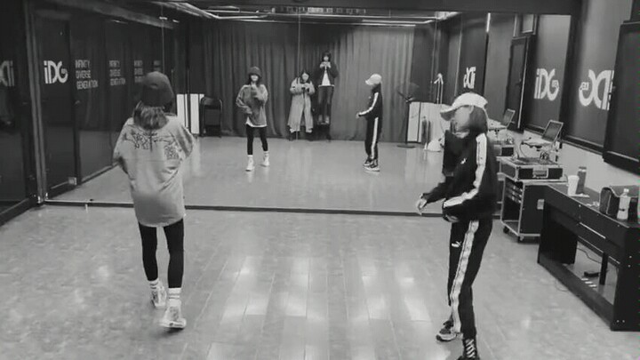 【Wu Xuanyi】191014 Pembaruan Weibo: Satu video dari ruang latihan – teaser tarian grup pria