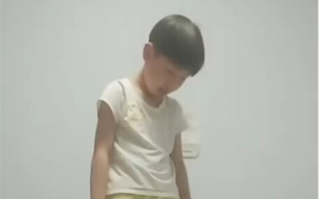 ละครเวทีเรื่อง "ฉีกขาด" นำเสนอความอยุติธรรมในสังคมและความเสื่อมทรามของมนุษย์ผ่านการเต้นรำ