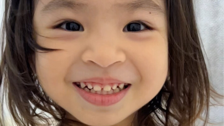 Boneka berusia dua tahun yang berbahasa Kanton, menyebutkan panggilan dalam bahasa Kanton untuk kera