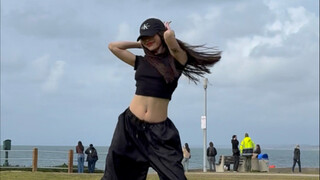 Being blown by the wind is full of passion but also freezing to death. Jennie's "Extral" cover