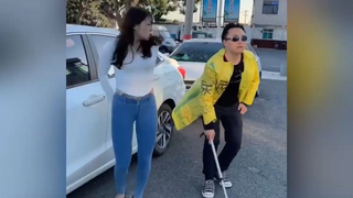 แกล้งเป็นคนตาบอด