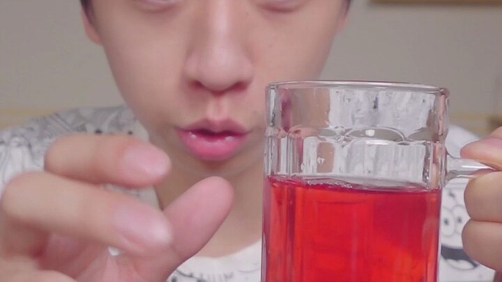 هل شراب البرقوق الحامض الذي اختبره مع كعكة صفار البيض لذيذ فعلاً؟ الشاب الوسيم يعود ليجربه من جديد!