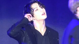 Jeon Jungkook mengagumi suara hyungnya, konser pakai anting