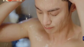 Klip yang sama dari protagonis pria sedang mandi, membandingkan drama domestik dan drama Korea, perb