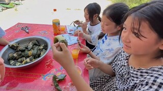 Một giáo viên đến nhà học sinh để ăn uống miễn phí