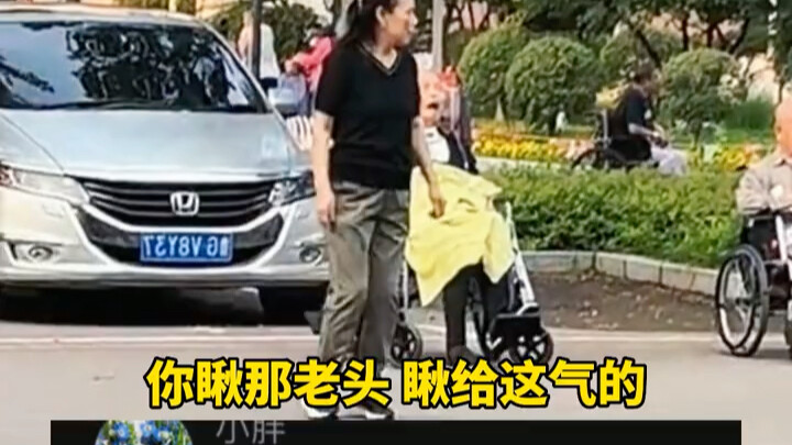 Các bà các cô vừa nhảy múa trên quảng trường, lại còn không quên đẩy các ông cụ trong nhà ra ngoài p