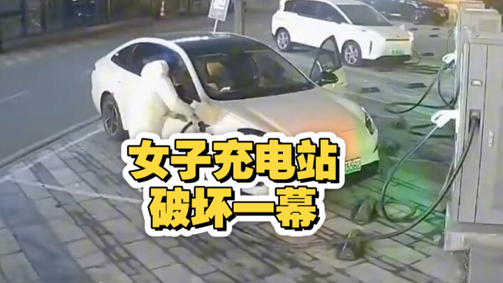 Phụ nữ ngang nhiên phá hoại trạm sạc