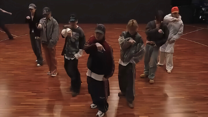 Phiên bản phòng tập của BTS “Hooligan”