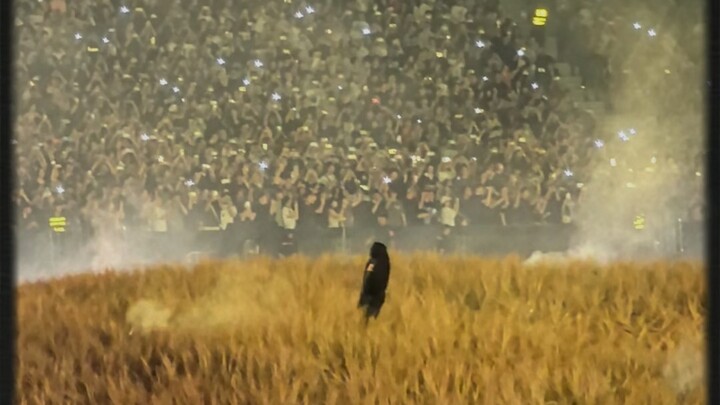 Bawling! Kanye leads the entire audience in a sing-along to “Runaway”!