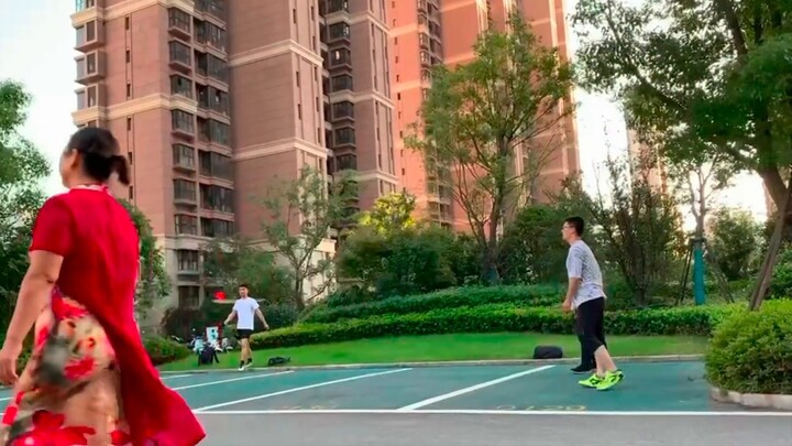 Tiệc tốt nghiệp của đội bóng chuyền Bạn có thể chơi phòng thủ vịt mà không cần lưới!