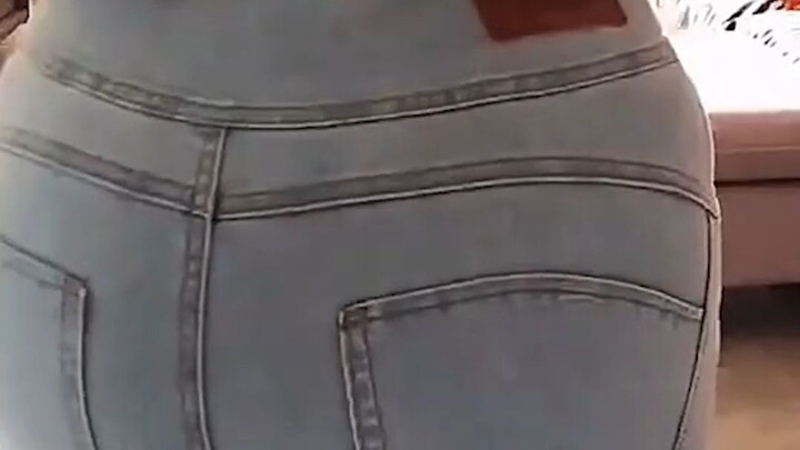 جينز يهز من الخلف