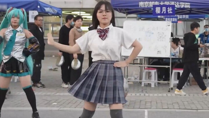 Dancing on the roadside~