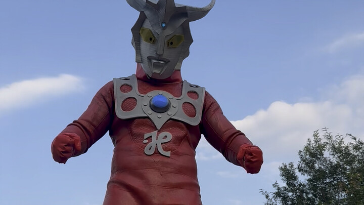 Nếu ánh hoàng hôn phía tây kia là tôi, thì bình minh ngày mai chính là bạn, Ultraman Leo!