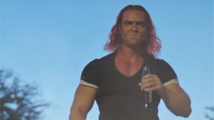 Cosplay Yujiro opens the bottle and blows Coke, stops the earthquake with one punch, the purity is a