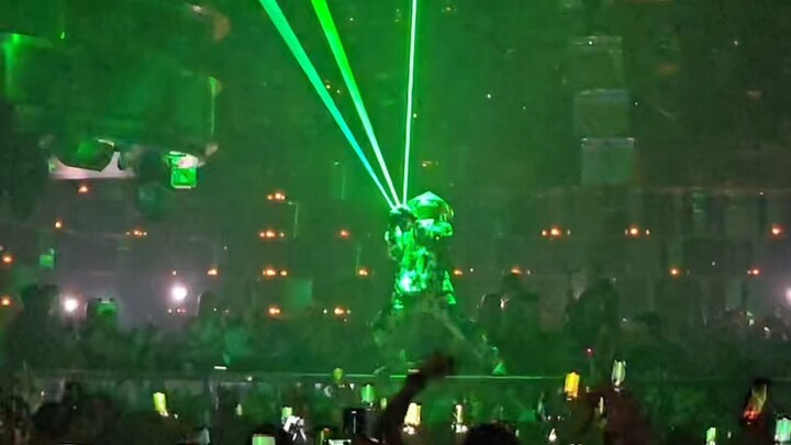 The lighting and the stage are combined in a pretty interesting way.