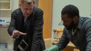 如何在人群中一眼精准找出诺兰？穿西装的那个就是～