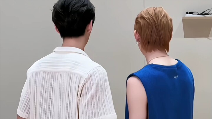 ไม่ได้ว่าอะไรนะ ทั้งสองคนไปจีบกันได้ยังไง โอ๊ยยยยยย (สงสัยอย่างมีเหตุผลว่าเหวินจวิ้นฮุยแอบฟังเพลงใหม