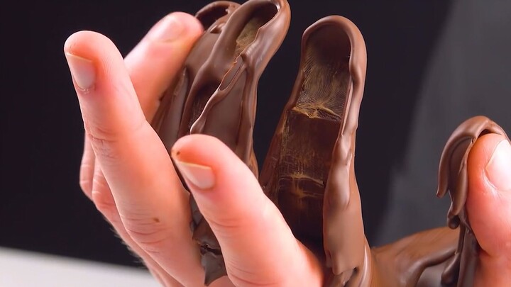 เชฟมีฝีมือเก่งทำขนมช็อกโกแลตด้วยหวีและมือ ชุดละ288หยวน คุ้มค่า