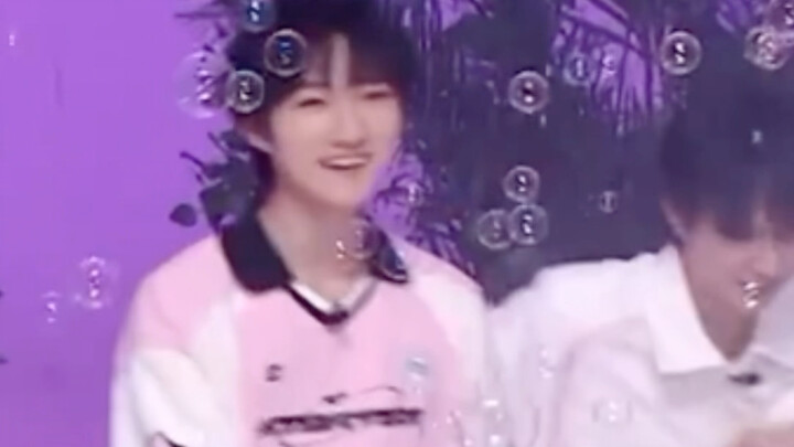 【هوانغ شو】تصوير مباشر مزيف لأغنية «Levitating»! لويتها مرتين فقط ونجحت في صيد فمها المقوس